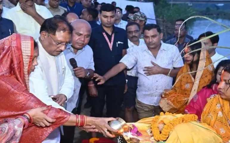 छठ महापर्व पर CM साय ने दुलदुला छठ घाट में सूर्य को अर्घ्य अर्पित किया: कहा- अगले पर्व तक होगा घाट का सौंदर्यीकरण पूरा