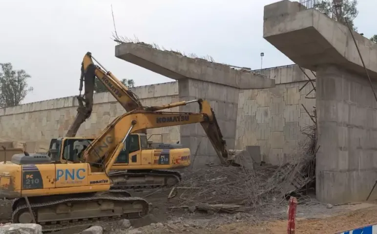 Maharajganj Bridge Accident: महाराजगंज में बड़ा हादसा, निर्माणाधीन ओवरब्रिज की छत ढही, आठ मजदूर घायल