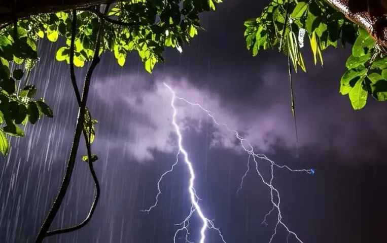 UP weather update: उत्तर प्रदेश में भारी बारिश का कहर, 35 जिलों में रेड अलर्ट, नदियों में उफान से बाढ़ का खतरा