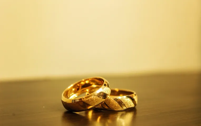 Gold Price Today : बीते 15 दिनों में 7% गिरा सोना, इतनी सस्ती हुई चांदी, देखिए आज के भाव