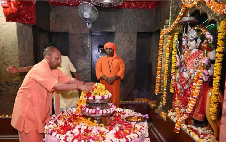 Pateshwari Devi Temple: मां पाटेश्वरी के दर्शन के लिए पहुंचे सीएम योगी, गौशाला में गायों के साथ समय गुजारा, खिलाया गुड़