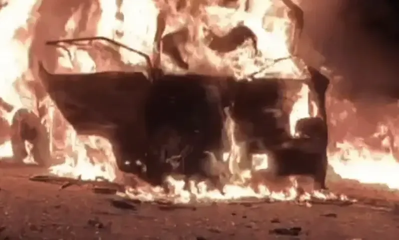 Indore Car Accident 4 people died 2 people burnt alive Mhow hindi news