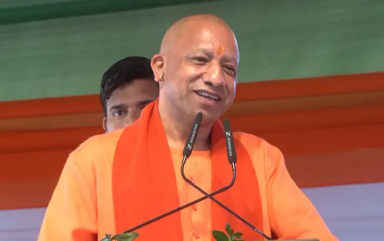 UP Yuva Udyami Yojana: गोंडा में सीएम योगी ने युवाओं को दिया 49 करोड़ का लोन, नौजवानों के हाथों को और किया मजबूत