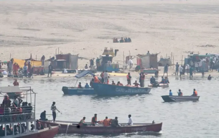 Varanasi: गंगा में बड़ी नाव की टक्कर से पलटी छोटी नाव, 60 से अधिक लोग थे सवार