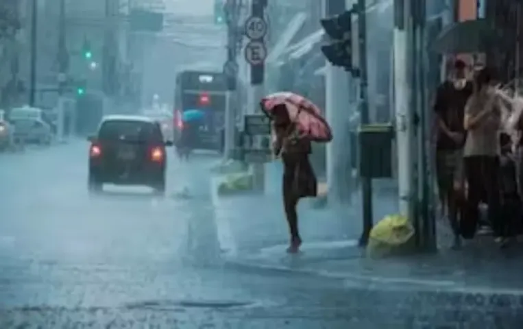 UP Weather:  यूपी के 39 जिलों में बिजली गिरने की चेतावनी, फिर से बढ़ेगी गर्मी, 80 किमी की रफ्तार से चलेंगी हवाएं