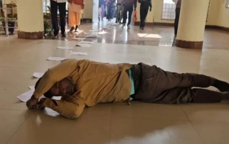 मुझे न्याय दो साहब: भ्रष्टाचार से परेशान शख्स लोटते हुए पहुंचा मंदसौर कलेक्ट्रेट, कहा- नहीं हुई शिकायत की सुनवाई