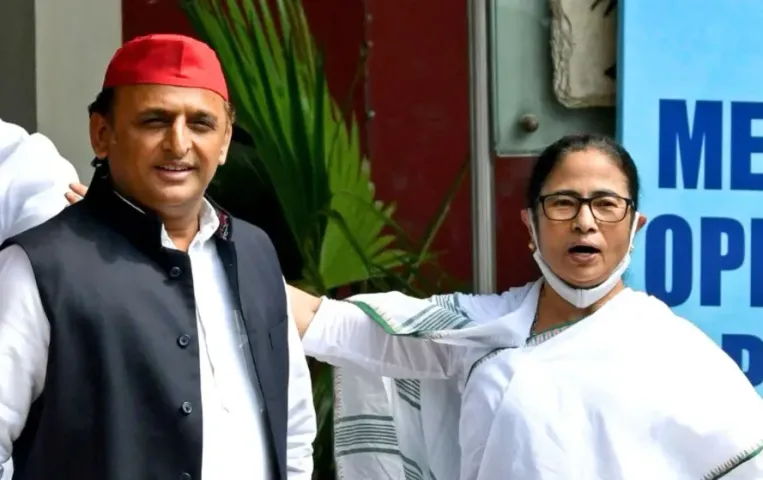 UP Politics: ममता के बयान के बाद प्रदेश की राजनीति गर्म, अखिलेश ने ममता को बताया सही, बीजेपी ने दोनों को लिया रडार पर