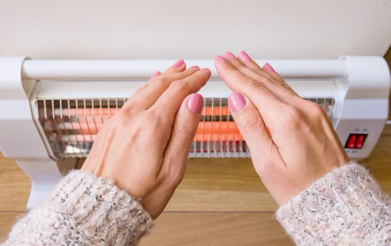 हीटर के नुकसान: सर्दियों में हीटर का इस्तेमाल करने से होती हैं कई परेशानियां, जानें कैसे रखें खुद को बिना हीटर के गर्म