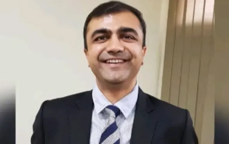 UP News: कमीशनखोरी में रुके 8 हजार करोड़ के सोलर प्रॉजेक्ट को हरी झंडी, 5% मांगने के चलते सस्पेंड हुए थे अभिषेक प्रकाश