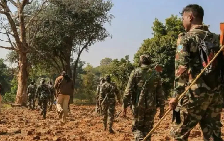 महाराष्ट्र-छत्तीसगढ़ सीमा पर 8 घंटे चली मुठभेड़: सुरक्षाबलों ने 3 महिला और 1 पुरुष नक्सली को मार गिराया, हथियार भी बरामद