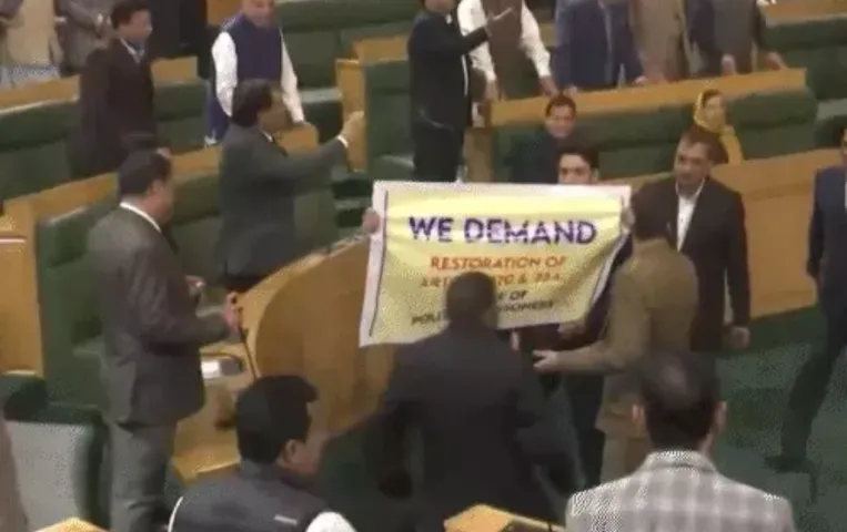 J&k विधानसभा में चौथे दिन भी हंगामा: धारा 370 बहाली मामले में भिड़े विधायक, खुर्शीद शेख को सदन से निकाला बाहर