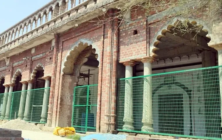 Sambhal Dargah: मस्जिद के बाद अब सभल की दरगाह पर ज़मीन विवाद, प्रशासन ने शुरू की जांच