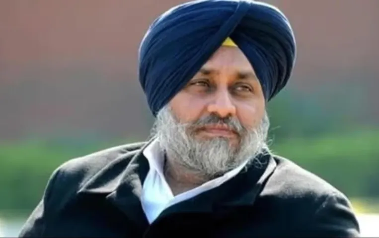 शिरोमणि अकाली दल के नेता सुखबीर सिंह बादल पर हमला, अमृतसर के स्वर्ण मंदिर के गेट पर फायरिंग, बाल-बाल बचे