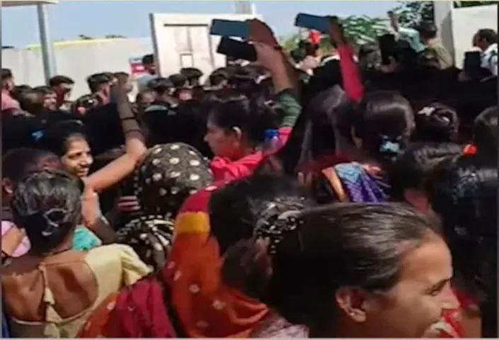 दिवाली बोनस नहीं मिला तो महिलाओं ने किया बवाल: भोपाल की गारमेंट फैक्ट्री में हंगामा, धक्कामुक्की में एक महिला हुई घायल