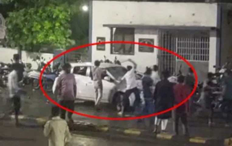 Azamgarh Police Custody Death: पुलिस और भीड़ के बीच संघर्ष,लोगों ने तोड़ दीं गाड़ियां, स्थिति कंट्रोल से बाहर