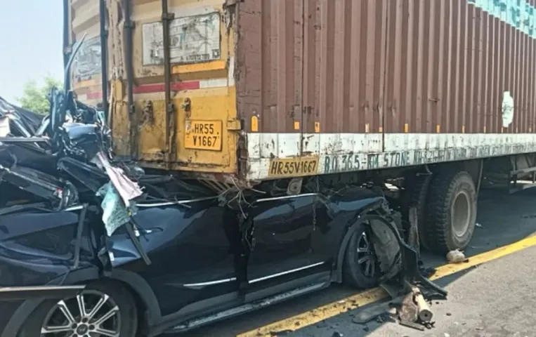 UP Kanpur Unnao road accident Mahindra XUV 300 car collided with container zxc