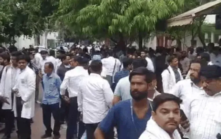 UP Lucknow KGMU Encroachment team attack udpates
