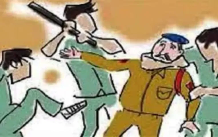 UP Lucknow policemen beaten up coming on information news zxc