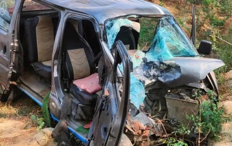 UP Shahjahanpur road accident discover bike collide with eco 6 dead update