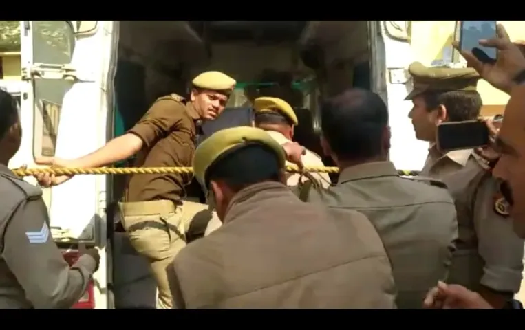 Mirzapur News: मिर्जापुर पुलिस को मिली बड़ी सफ़लता, पकड़ा 6 करोड़ का ड्रग्स, तीन गिरफ्तार, एक के पैर में लगी गोली