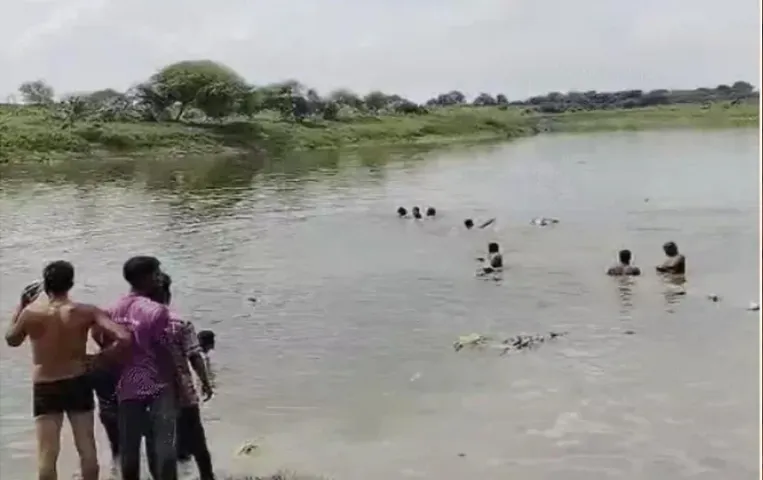 MP Dussehra Hadsa: उज्जैन में चंबल नदी में गिरी ट्रैक्टर ट्रॉली, 8 को बचाया, 2 की मौत, 1 लापता, राजगढ़ में हादसा टला