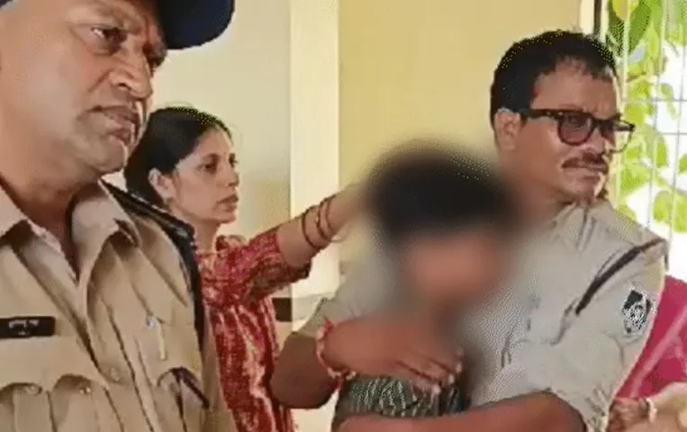 जबलपुर में डीपीएस स्कूल के स्टूडेंट को वार्डन ने पीटा: हाथ में फ्रैक्चर, पीठ पर जख्म, पुलिस से लिपटकर रो पड़ा बच्चा