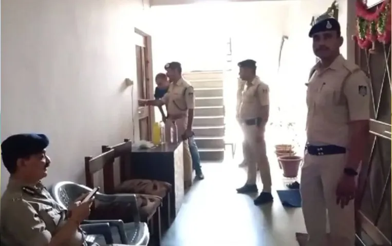 ग्वालियर में डबल मर्डर से सनसनी: पॉश इलाके में एक फ्लैट से मिला मां और बेटी का शव, कमरे में बिखरा मिला सामान