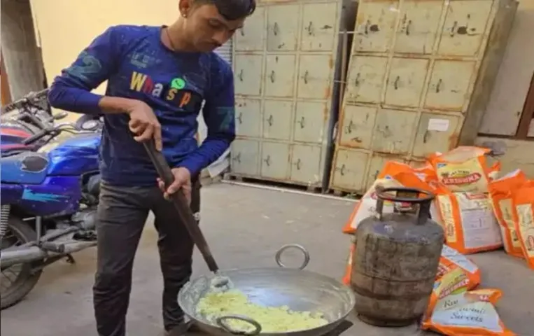 दिवाली के पहले नकली मावा भंडार: एमपी के इस जिले में 300 kg की खेप जब्त, गुजरात से लाए थे आरोपी, थाने में बनवाई मिठाई