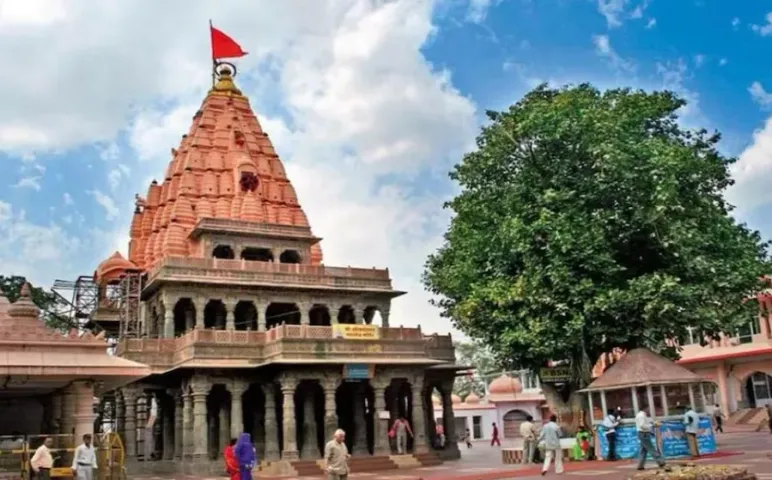 MP NEWS: उज्जैन में तेज हवा में गिरा महाकाल मंदिर का स्वर्ण ध्वज, पुजारियों ने जताई चिंता, क्या यह अनिष्ट का संकेत?