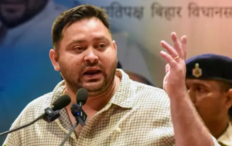 Bihar Politics: तेजस्वी यादव के सूत्र-'मूत्र' बयान पर बवाल, बीजेपी पर साधा निशाना, बोले, हम ही मांगते हैं हमेशा माफी