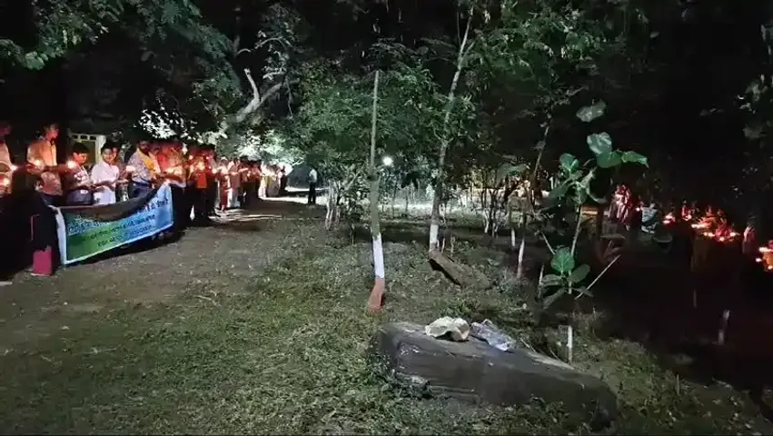 भोपाल में मनाई पर्यावरण को समर्पित दिवाली: पेड़ों की उतारी आरती, पार्क में पेड़ों के नीचे जलाए दिए