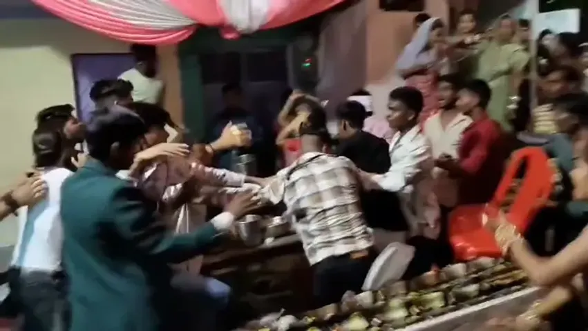 Jhansi Weeding Fight: झांसी में चलती शादी के बीच ‘युद्ध’, बारातियों ने रोकी कूलर की हवा, तो चली कुर्सियां वीडियो वायरल