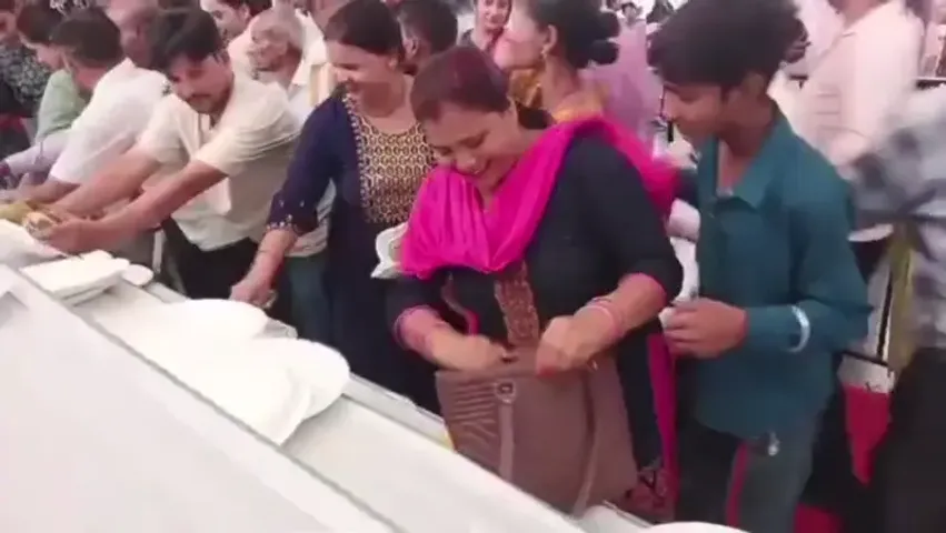 Lucknow Aam Mahotsav 2025: लखनऊ में आम की लूट, आम महोत्सव के अंतिम दिन मचा हंगामा