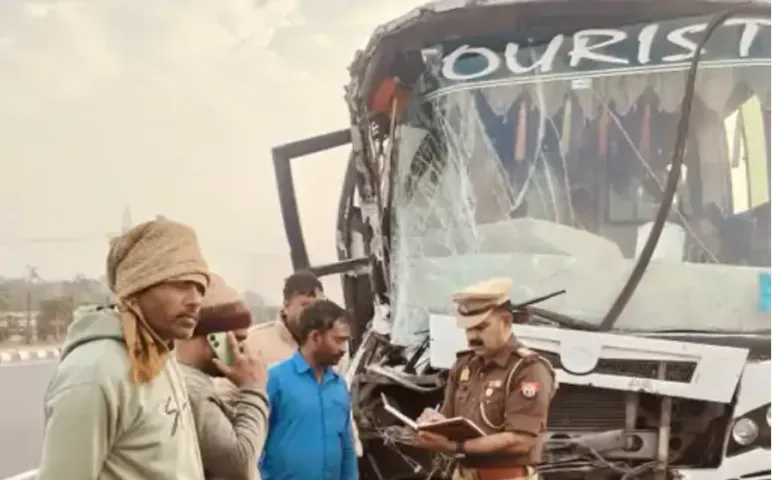 इटावा में आगरा-कानपुर NH19 पर बड़ा हादसा: श्रद्धालुओं से भरी बस ट्रेलर में घुसी,  मौके पर बस चालक की मौत