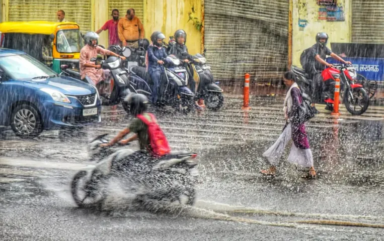 UP Weather: यूपी में मौसम का मिजाज बदला, अवध और पूर्वांचल में ओलावृष्टि से तबाही, 4 की मौत