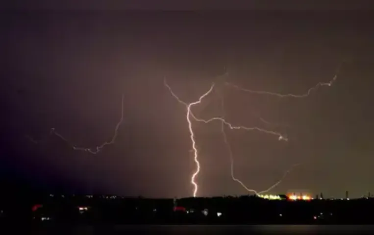 UP Monsoon Update : उत्तर प्रदेश में बदला मौसम का मिजाज 30 जिलों में तेज बारिश, आंधी और वज्रपात का अलर्ट जारी