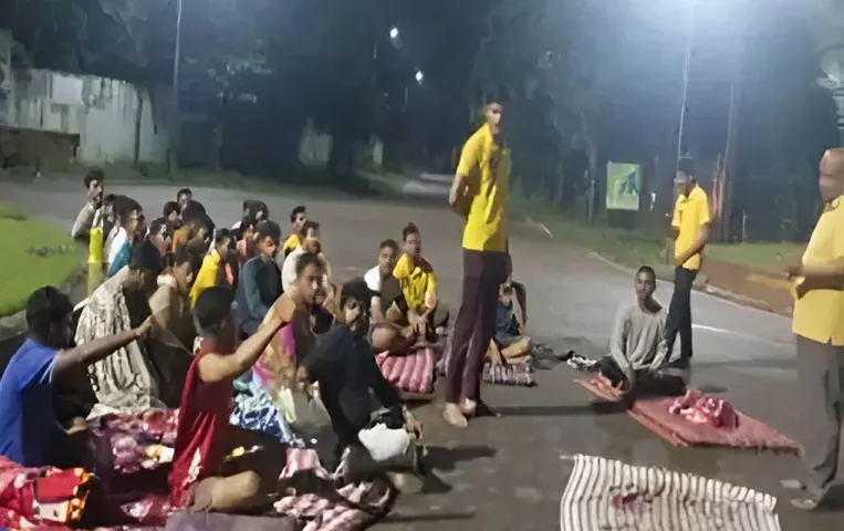 PRSU में छात्रों का अर्धनग्न प्रदर्शन: हॉस्टल में स्टूडेंट्स ने जातिगत भेदभाव का लगाया आरोप, प्रोफेसर सस्पेंड