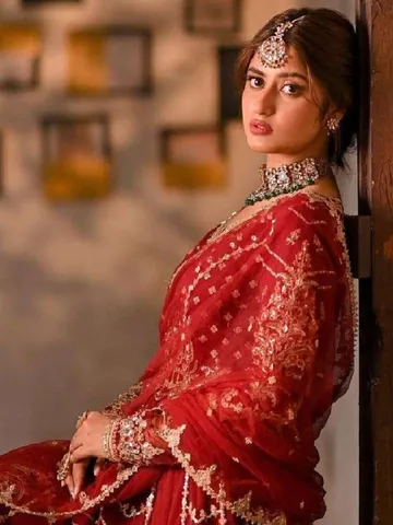 sajal-ali-glowin-face-1728911315