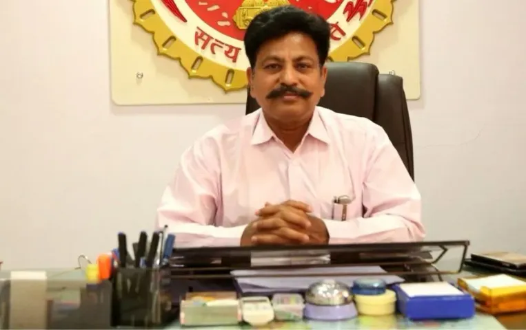 टीकमगढ़ नगर पालिका CMO सस्पेंड: थाना प्रभारी से गाली-गलौज और पैर काटने की धमकी देने पर कमिश्नर ने लिया एक्शन