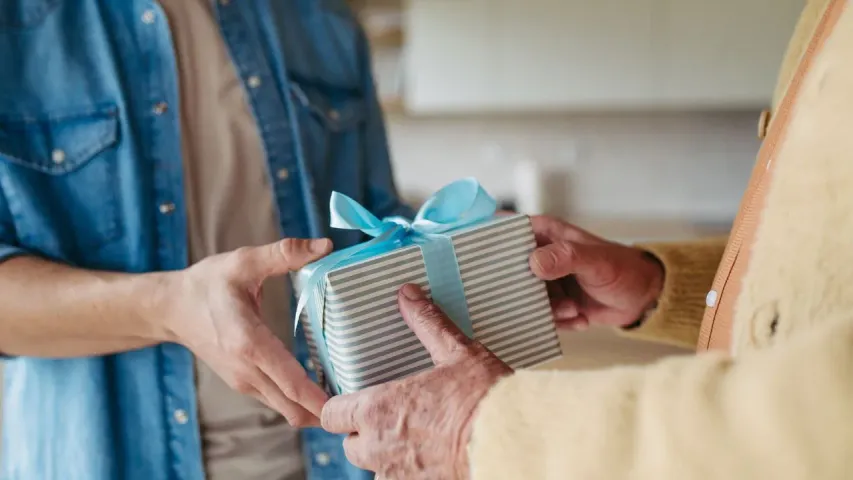 Father's Day 2025: फादर्स डे पर पापा को दें ये दिल छूने वाले गिफ्ट, बनेगा इमोशनल बॉन्ड