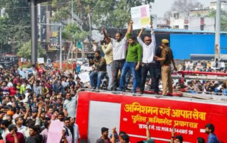 प्रयागराज में कैंडिडेट्स का प्रोटेस्ट: UPPSC के छात्र कर रहे प्रर्दशन, एक शिफ्ट में परीक्षा कराने की मांग