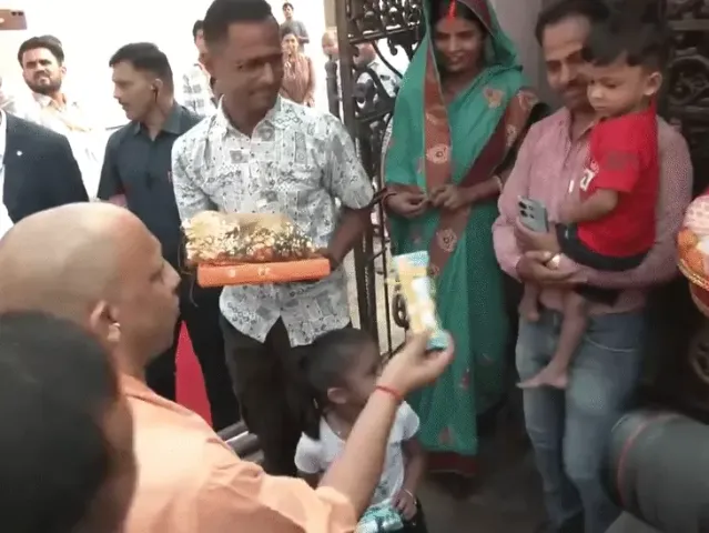 दिवाली पर सीएम योगी अयोध्या की मलिन बस्ती पहुंचे: बच्चों को दुलारा और कहा, हर घर में एक दीया जरूर जलाएं