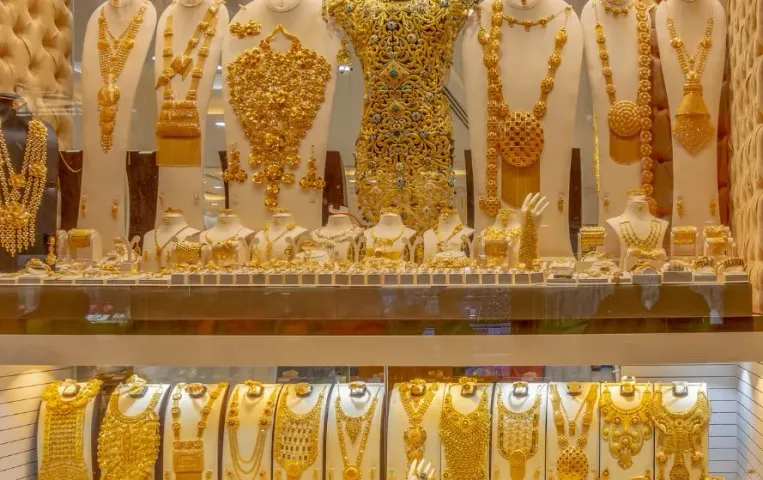 Gold Rate Today: डिजाइनर ज्वैलरी का सपना पूरा करें! सोना-चांदी की दाम में गिरावट, आज खरीदारी का सही मौका