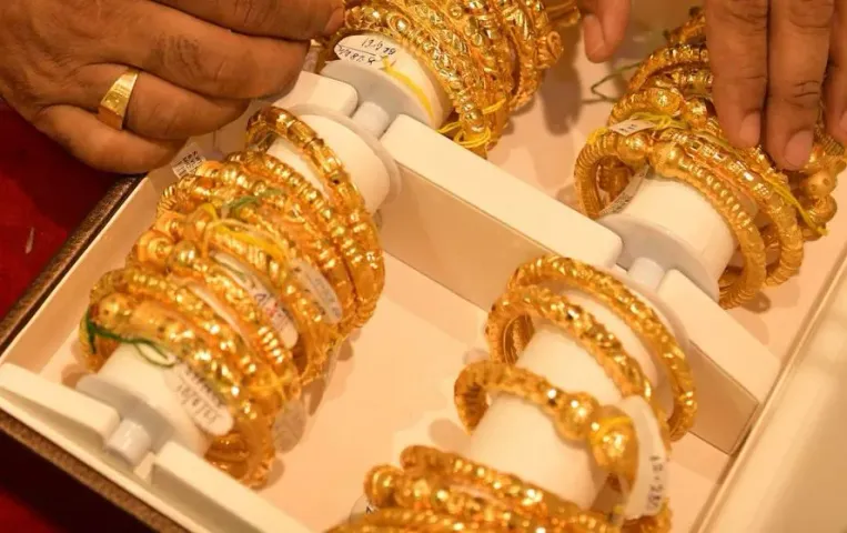 Gold Price Today: चांदी थमी, सोना भागा, सराफा बाजाप में धमाकेदार रफ्तार, चेक करें गोल्ड-सिल्वर का ताजा रेट