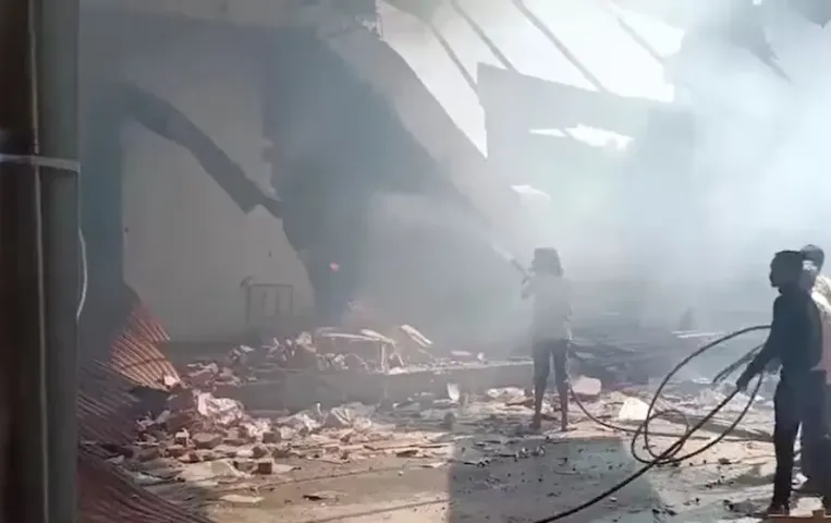 पटाखा फैक्टरी ब्लास्ट अपडेट: हरदा के एक ही परिवार के 11 लोगों की मौत, बेटे की तेरहवीं के लिए कमाने गए थे गुजरात