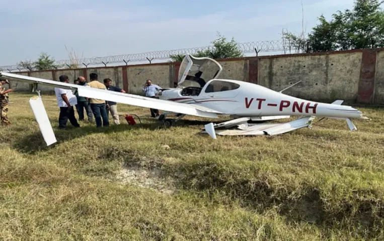 Aligarh Plane Crash: अलीगढ़ में ट्रेनी विमान क्रैश, एयरपोर्ट की दीवार से जा टकराया