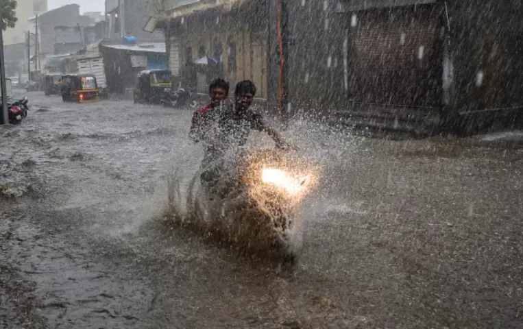 UP Aaj Ka Mousam: यूपी में भारी बारिश से टूटा 10 साल का रिकॉर्ड, 56 जिलों में झमाझम बारिश, प्रयागराज में डूब गई कोतवाली