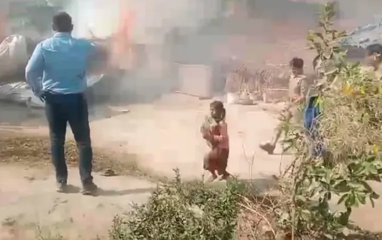 अंबेडकर नगर में झोपड़ी पर चला बुल्डोजर: जलती आग के बीच स्कूल का बैग लेकर भागी बच्ची, अखिलेश ने कहा, तार- तार हुआ प्रदेश