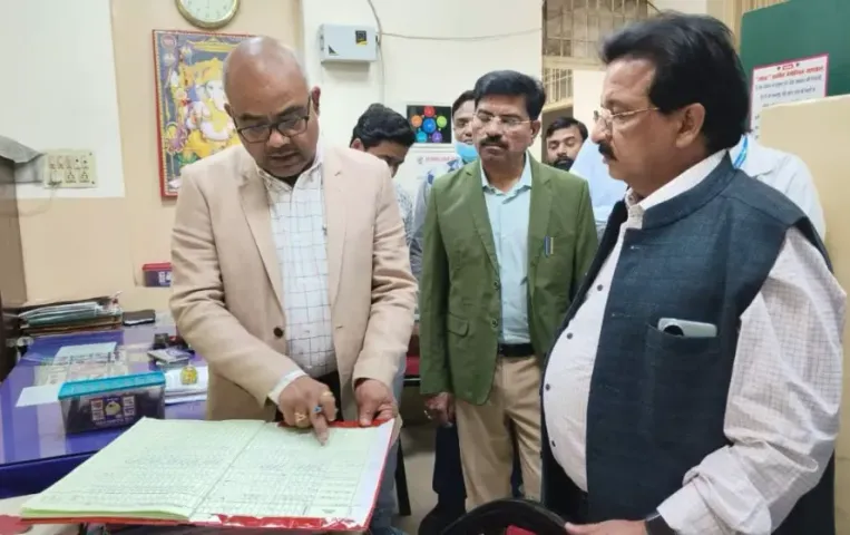 Kanpur News: कानपुर के उर्सला अस्पताल में डीएम ने मारा छापा, डॉक्टर नदारद, जमीन पर बैठे मिले मरीज