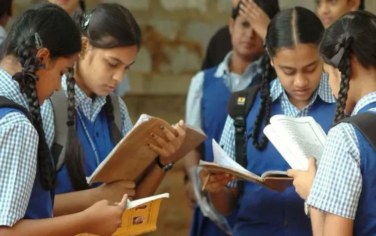 UP Board Exam 2025: 10वीं और 12वीं की परीक्षाएं खत्म, कहीं गायब हुईं कांपियां, तो कहीं तोड़ी गई अलमारी